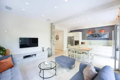 Bright 2br w balcony on Shlomo Hameleh