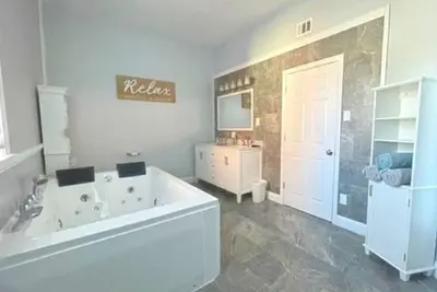Image de Luxury Spa Bathroom 2br Walkable to Downtown