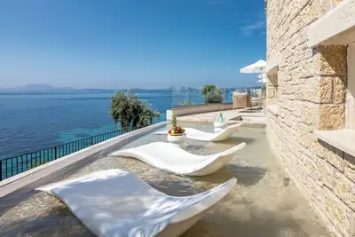 Image de Luxurious Villa with seafront view and infinity pool