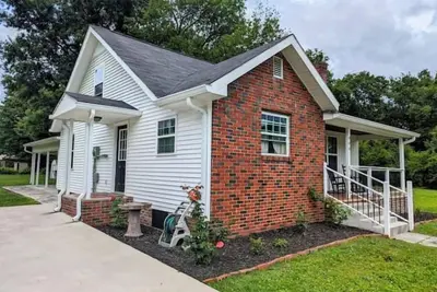 Image de Spacious vintage home with fireplace