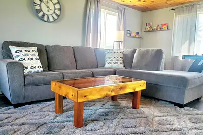 Image de Waterfront ~ View Freighters ~ King Bed!