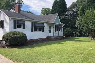 Image de Cute 2 Br/1b  home in quiet neighborhood near Aiken’s historic horse district.