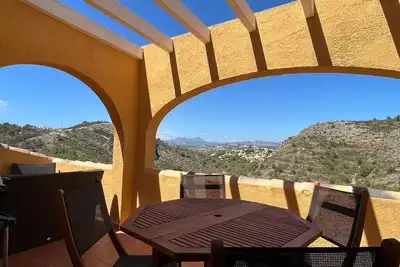 Image de Appartement calme et ensoleillé avec une vue imprenable sur la montagne