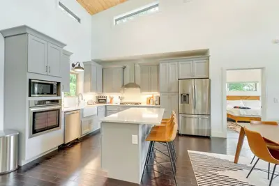 Image de Mid-Century Modern Home w\/ Hot Tub & Mtn Views!