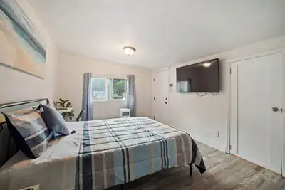 Image de Privacy entrance room with full bath near airport
