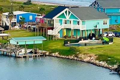 Image de Beautiful beach house boasts a scenic water view from its front and back doors.