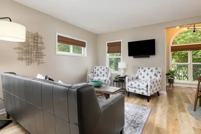 2min walk downtown|Pet Friendly|Offstreet Parking