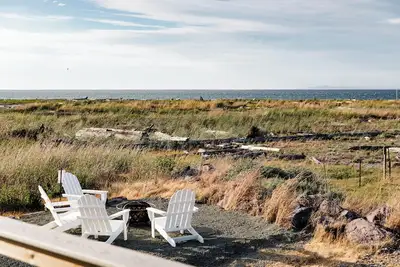 Image de The Light Keeper's Cottage - Newly Renovated, 5-acre Private Waterfront Retreat