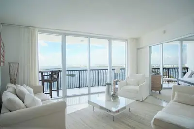 Image de 2 bed / 2 bath Bay View Condo with Wrap Around Balcony
