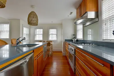 Image de Stylish and spacious second floor 3 bedroom apartment in town! !