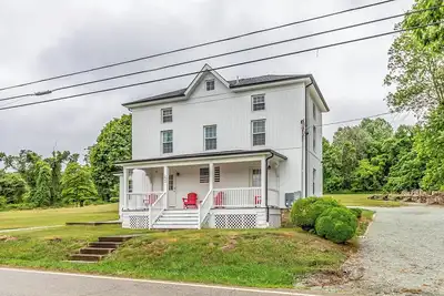 Image de 6 Bedroom 4 Bathroom 1870 Farmhouse. Right next to Great Wolf & Hollywood Casino