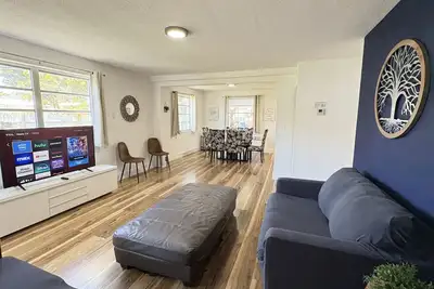 Image de Lively Home near Dwntwn, Stadium