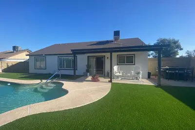 Image de 4 Br, 2 Ba home with heated pool located near shopping, dining & entertainment