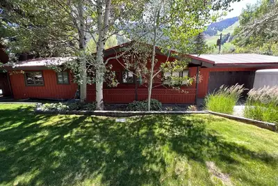 Cozy Mountain View– Walk to the Slopes - Hot Tub+Heated Driveway