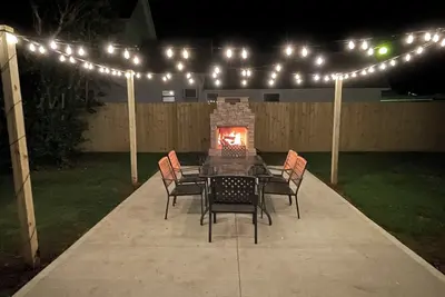 Image de Stylish downtown home: private hot tub, outdoor pizza oven & bumper pool table