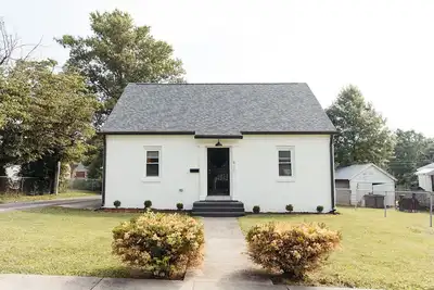 Image de “Ivory Inn” Modern Stay w/ Hot Tub - Greyline