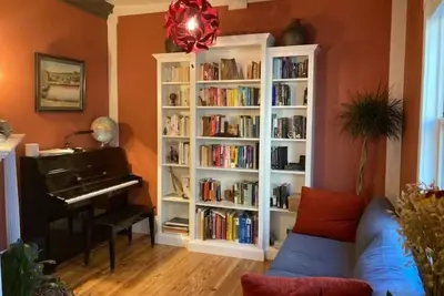 Image de Beautiful, family-friendly home with yard and patio near Tufts, 10 min to Boston