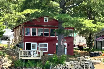 Image de A cozy Adirondack cabin with mountain and lake views!