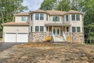 Image de Hot Tub + Lake Access: Spacious Tobyhanna Home
