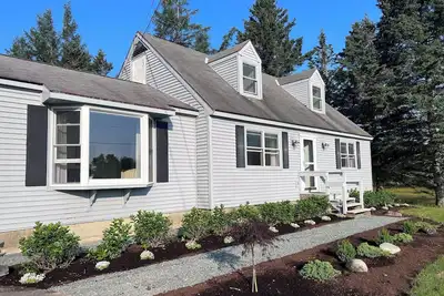 Image de Peaceful vacation home with stunning ocean views and private woods