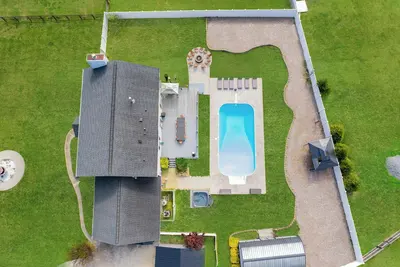 Image de Hot tub, Fire-pit, Pool Table, Heated Pool