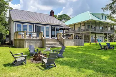 Image de Pamlico River Vacation Rental w/ Deck & Fire Pit