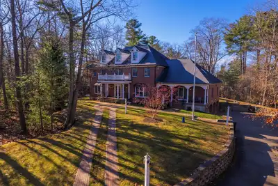 Huge family Home! Sleeps 27 comfortably. 3/10 mile from the Beach!