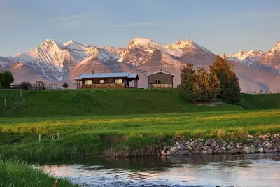 Image de Bison Range 15 minutes away! Cozy Cabin w/Beautiful Creek & Mtn Views!