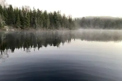 Image de Off Grid Getaway. Water Access only! Luxury  in the woods.