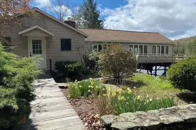 Image de 4 Bedroom Rustic Cottage Overlooking Lake