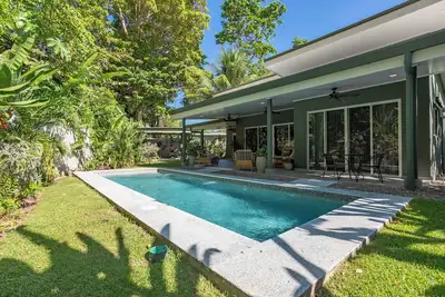Image de Central Location- Modern Home With Pool and Close Beach Access