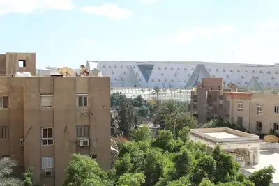 Image de View  Great pyramids & Egyptian Museum; a 10 min walk & 1. 7 km 2 Great Pyramids.