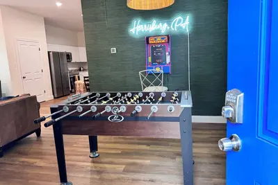 Image de Sleeps 8! Foosball+Arcade, Private Courtyard, Parking, Washer+Dryer. Great home!
