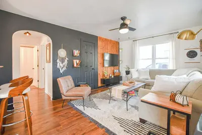 Image de Centrally Located, Updated Home