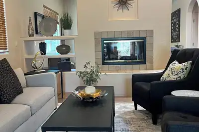 Image de The 1st Place - Beautiful and spacious 5 bedroom home next to U of A.