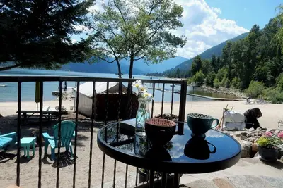 Image de Beautiful Beach front cottage near Nelson, Bc