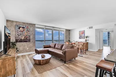 Image de Dreamy Oceanfront Highfloor Corner Unit 2/2+Den