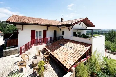 Image de Appartement de vacances \"12 Pers 5km Plage Hendaye\" avec vue sur la mer, 2 terrasses et Wi-Fi