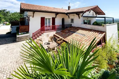 Image de Appartement de vacances \"Escapade Au Pays Basque 2 À 4 Pers\" avec balcon, jardin partagé et Wi-Fi