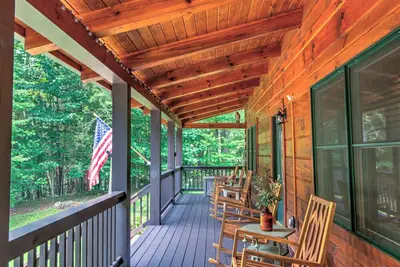 Image de Unwind in this magical 4br 2. 5Bath getaway on a secluded property near the charming town of Butler.