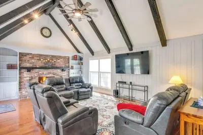 Image de Kc Chalet in Lenexa & Overland Park Area. Private covered garage and driveway.