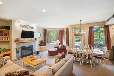 Image de Experience comfort and relaxation at Highridge Condo Unit D14, a spacious 2-bedroom retreat