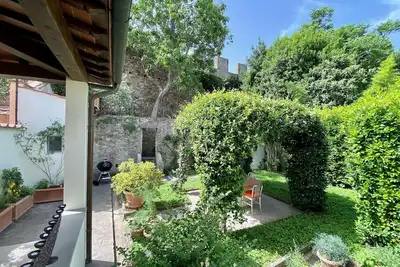 Image de Tom's Florence Walled Garden: Top Floor Oasis on Historic Walls