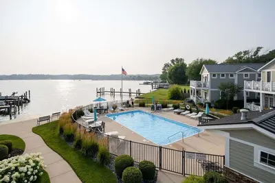 Gorgeous townhome w/ water views and pool! Walk to Downtown!