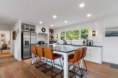 Image de Fontana Fen Getaway |Upscale Lake-Country Vibe |Chef's Kitchen |King Suite |Rec Room |1 Mile to Lake