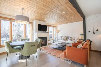 Image de Ski Side Retreat: Style and Space at Base of Chair 7