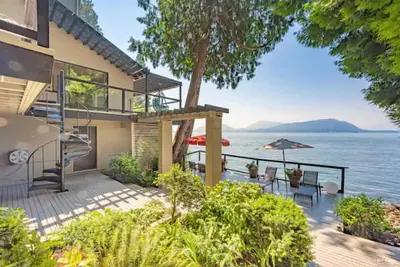 Image de Waterfront Cottage with Superb Coastline Views in West Vancouver