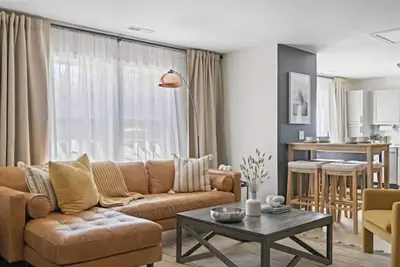 Image de Beautifully decorated 4 bed 2 bath walking distance to downtown