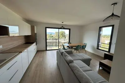 Image de Haut de villa avec balcon