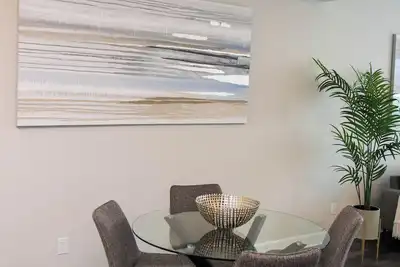 Image de New Elegant & Stunning Townhome - 7 min from beach!